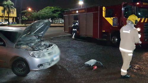 Imagem referente a Gol pega fogo no Trevo do Ceasa e condutor consegue controlar o incêndio com extintores