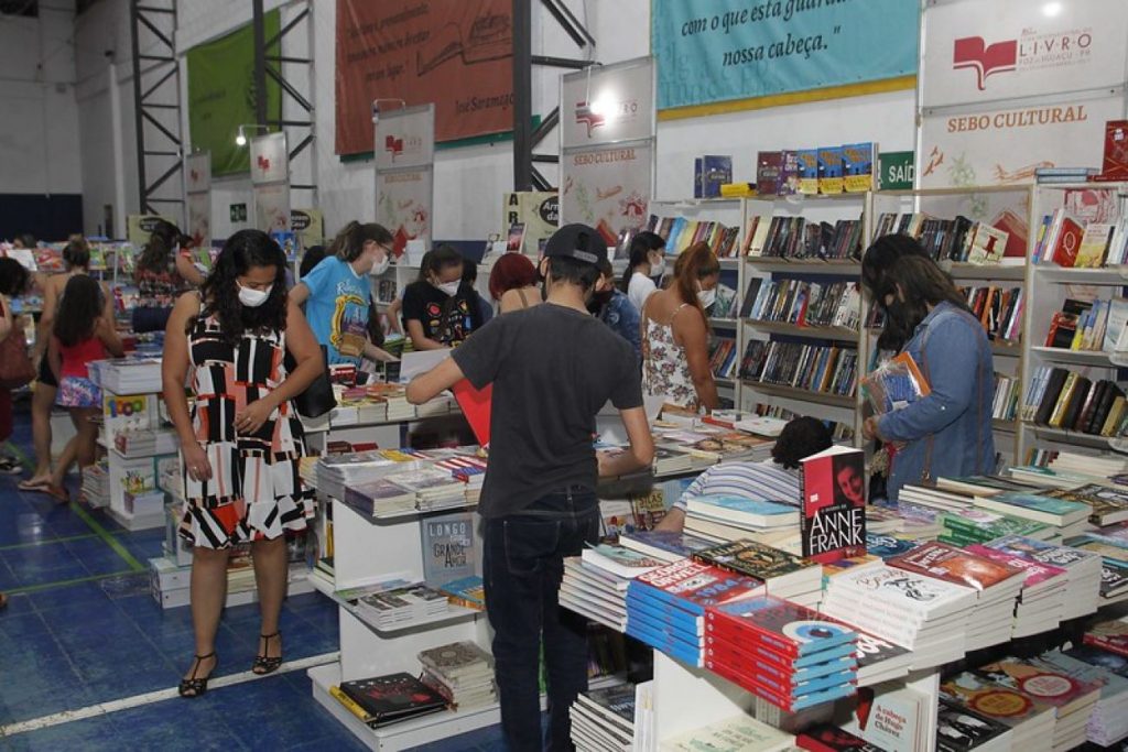 Comissão analisa livros que serão distribuídos aos alunos da rede municipal