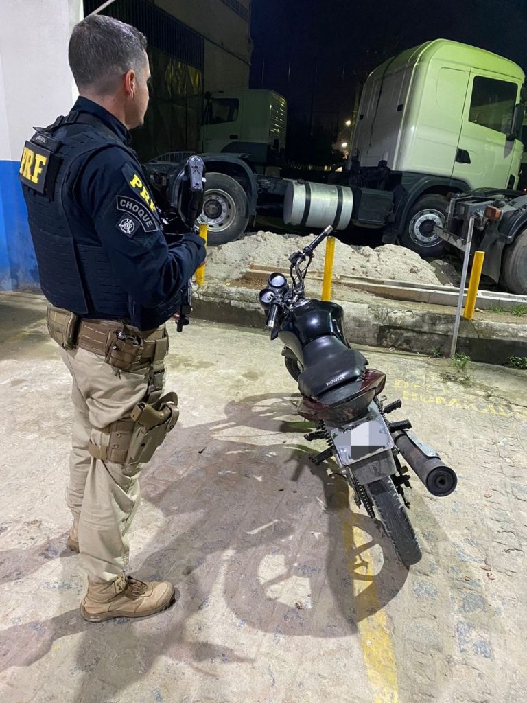 PRF detém homem com moto adulterada e CRLV furtado em Vitória de Santo Antão