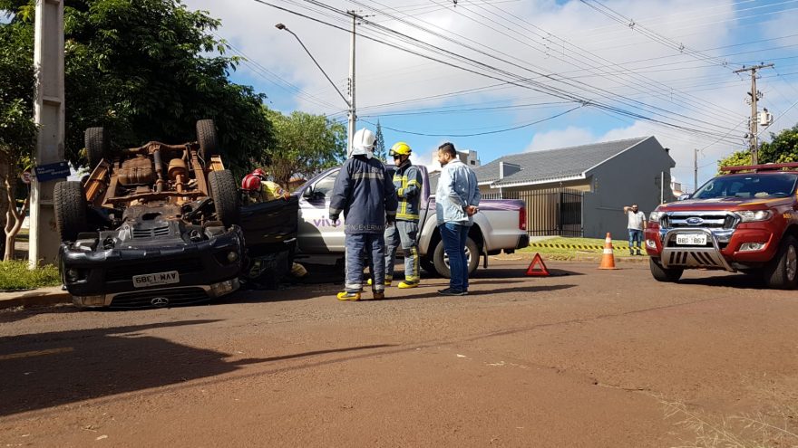 Hilux capota após colisão com Amarok no Bairro Alto Alegre, em Cascavel