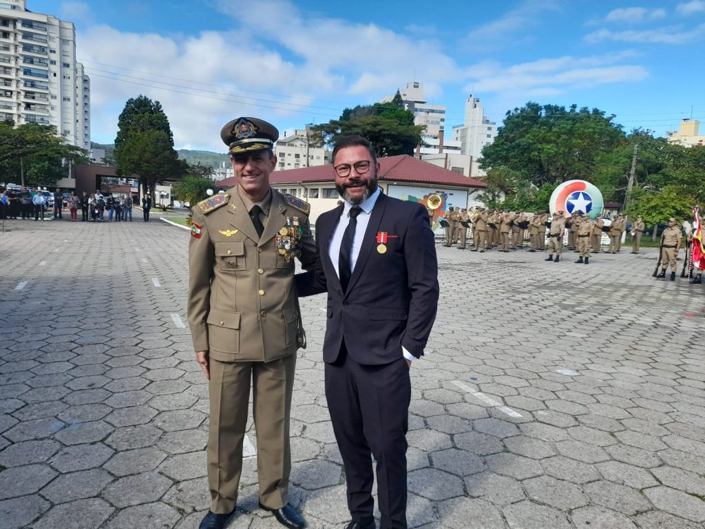 Delegado-geral da Polícia Civil é homenageado com a medalha de Mérito Policial Militar nos 187 anos da PMSC