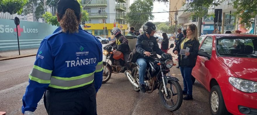 Transitar realiza ação educativa com motociclistas na Rua Paraná