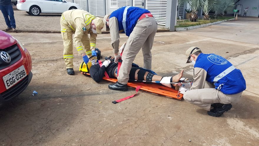 Motociclista tem fratura na perna após se envolver em colisão com carro às margens da BR-277
