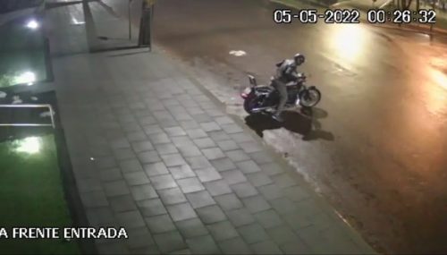 Ladrão atrapalhado cai de motocicleta durante furto no Centro Imagem referente a Ladrão atrapalhado cai de motocicleta durante furto no Centro