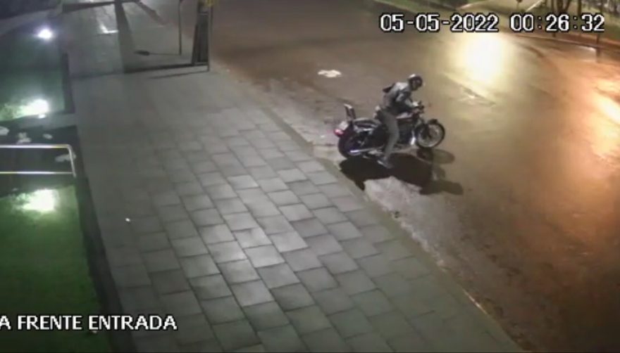 Ladrão atrapalhado cai de motocicleta durante furto no Centro