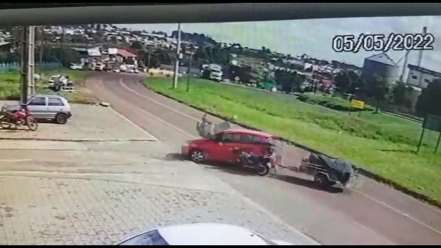 Vídeo mostra motociclista ‘voando por cima de carro’, após colisão às margens da BR-277