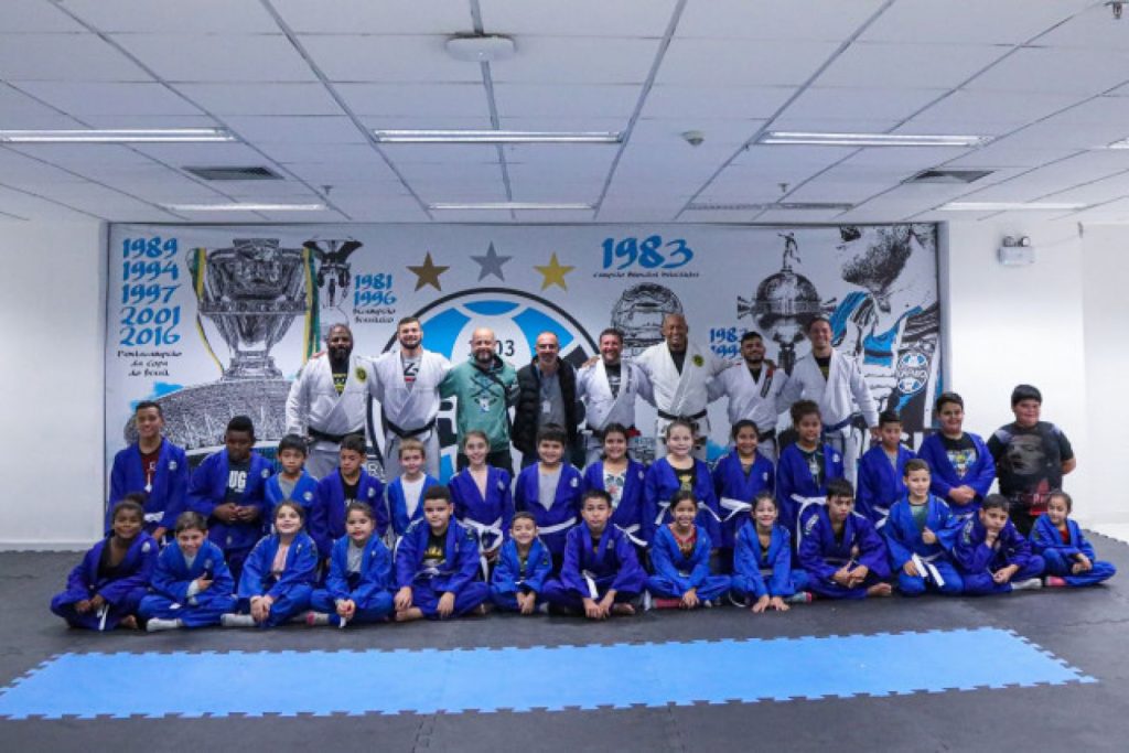 Grêmio recebe crianças da comunidade TRI para aulas gratuitas de Jiu-Jitsu