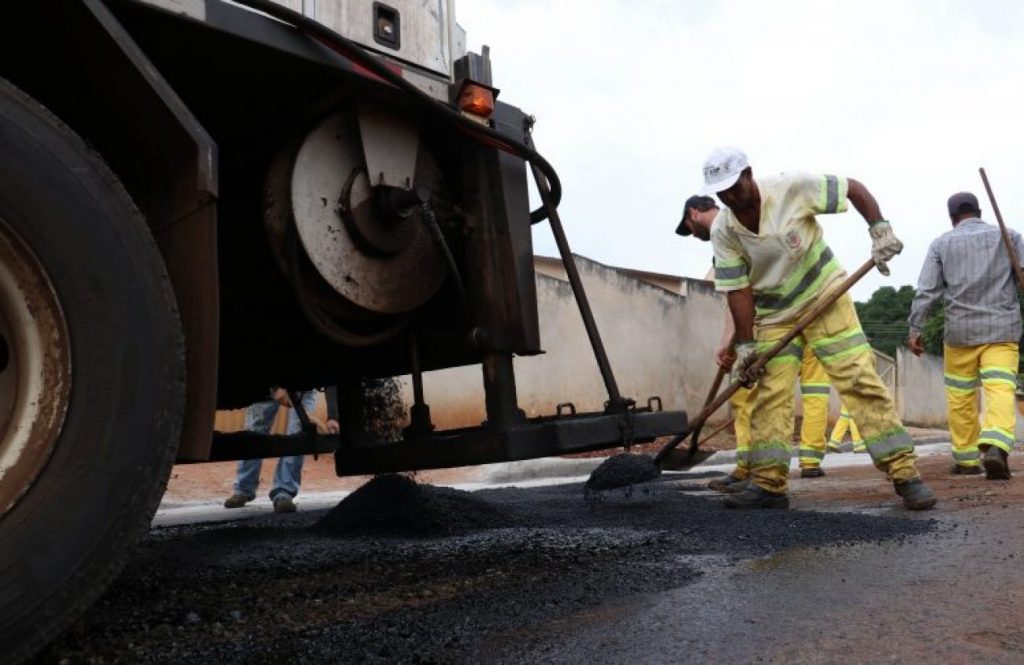 Obras realiza adequação asfáltica em diversas regiões da cidade nesta quinta (5)