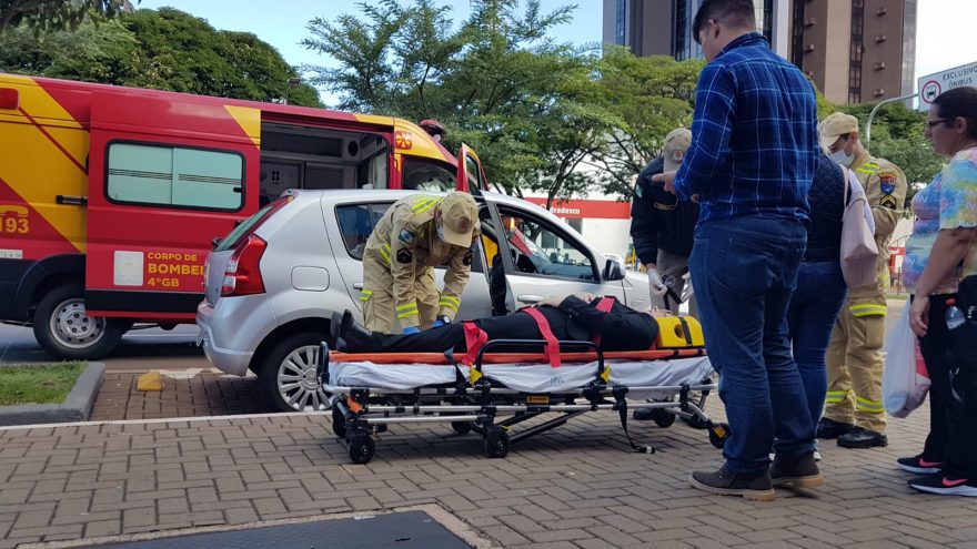Mulher é atingida por carro ao sair de veículo estacionado na Avenida Brasil