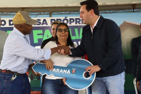 Governador entrega chaves da casa própria a 33 famílias e projeta novas moradias na cidade Imagem referente a Governador entrega chaves da casa própria a 33 famílias e projeta novas moradias na cidade