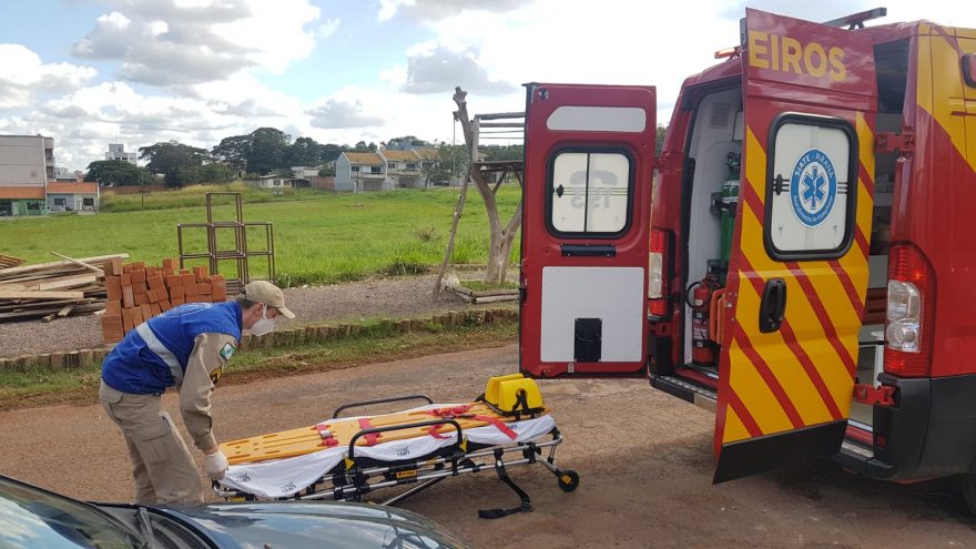 Pintor sofre queda de escada e precisa ser socorrido pelo Siate