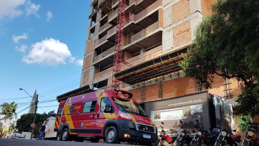 Homem sofre queda em obra no Centro e precisa ser socorrido pelo Corpo de Bombeiros