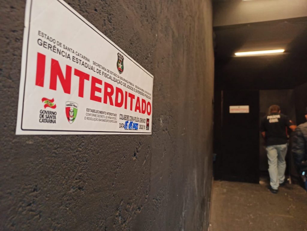 Polícia Civil efetua fiscalização e interdita casas noturnas em Florianópolis