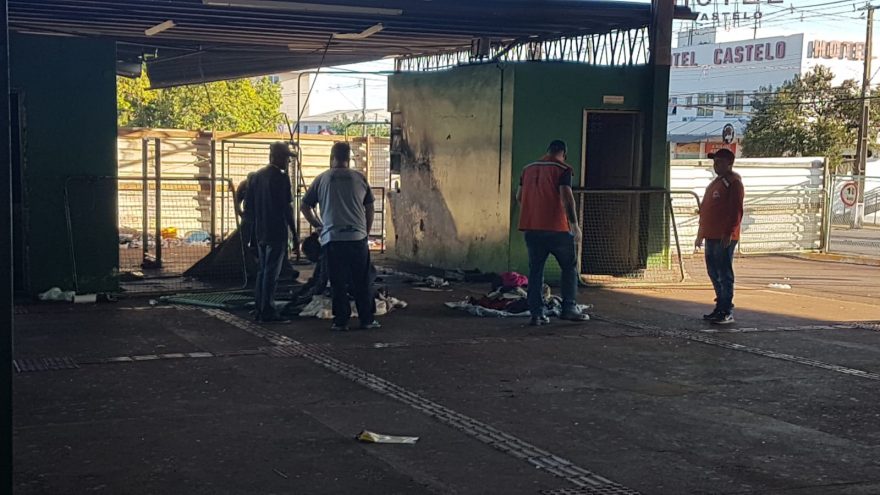 Servidores realizam limpeza de pontos públicos ocupados por moradores em situação de rua