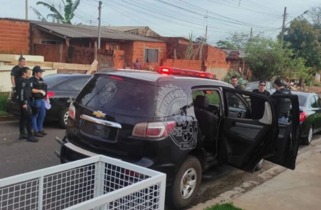 Policiais civis cumprem mandando de prisão contra associação criminosa que roubava carros na Capital