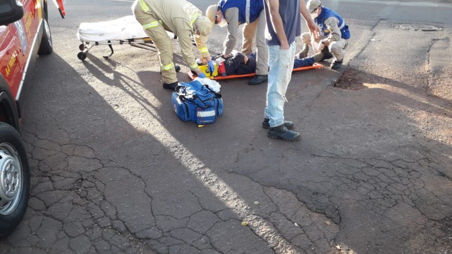 Jovem fica ferido após colisão entre carro e moto