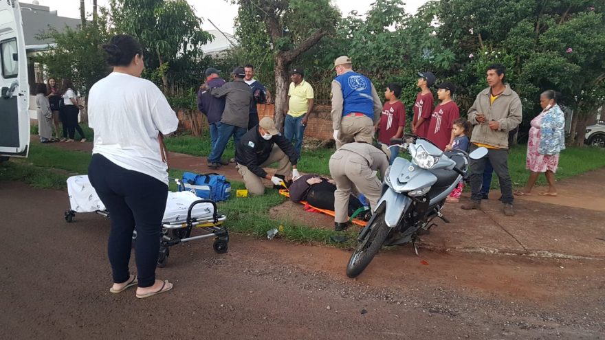 Colisão entre motos deixa pessoas feridas no Bairro Santa Cruz