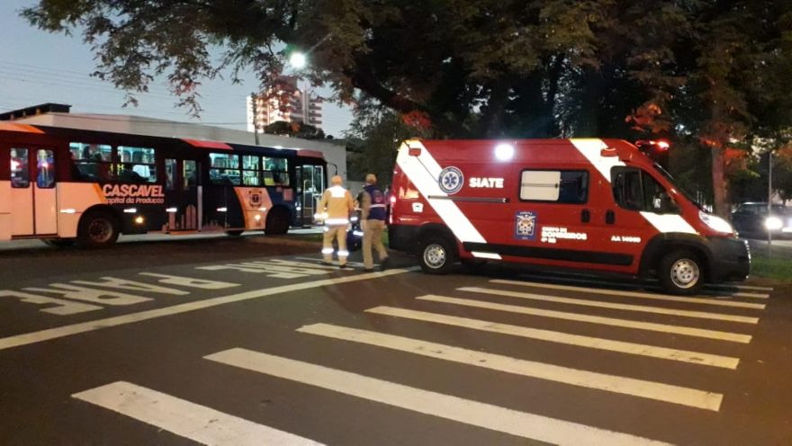 Colisão entre Jeep e ônibus do transporte coletivo deixa criança ferida no Centro