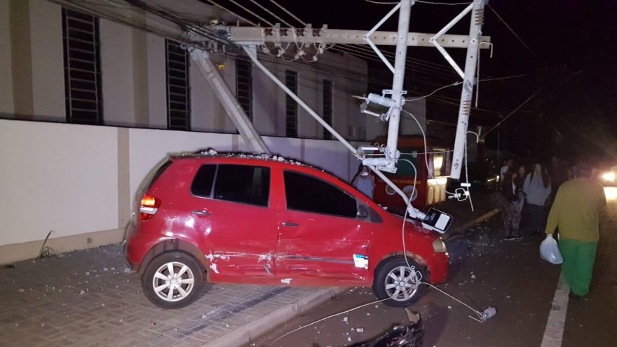 Carro fica destruído ao atingir poste na Rua Leonardo da Vinci e deixa centenas de imóveis sem energia