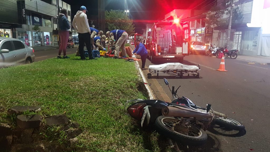 Motociclista sofre suspeita de fratura após forte impacto na Av. Carlos Gomes