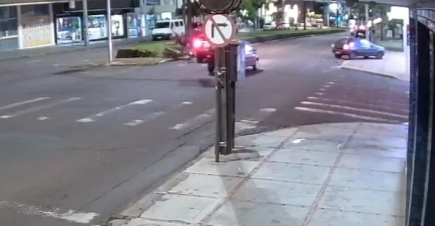 Vídeo: Veja a forte colisão traseira que deixou entregador ferido na Avenida Carlos Gomes