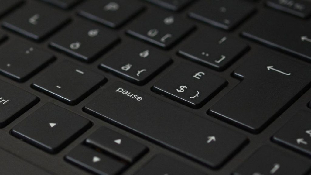 Notebook é roubado no Bairro Cancelli; materiais da faculdade da dona estão no equipamento