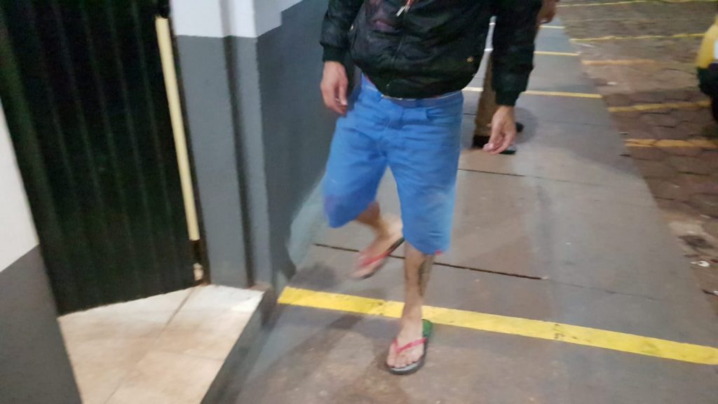 Indivíduo é detido por agredir mulher e causar destruição na residência