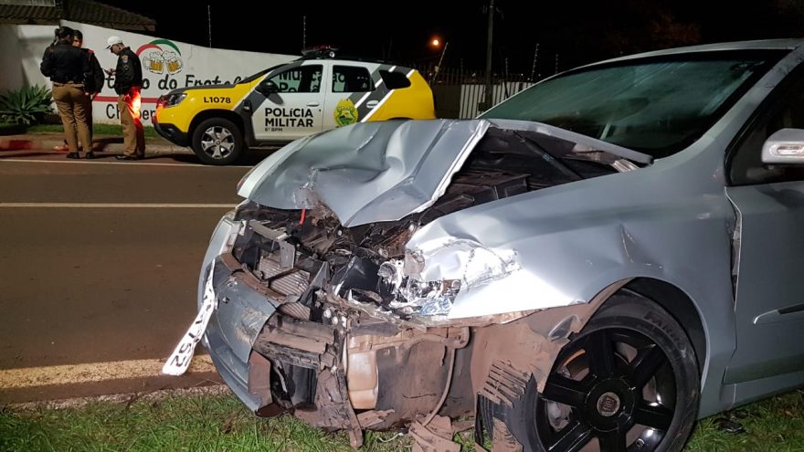 Forte acidente de trânsito deixa veículo com a parte frontal completamente destruída no Bairro Coqueiral
