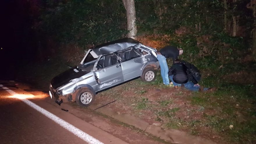 Condutor fica ferido ao capotar Fiat Uno na PR-180, na região da Comunidade São Braz
