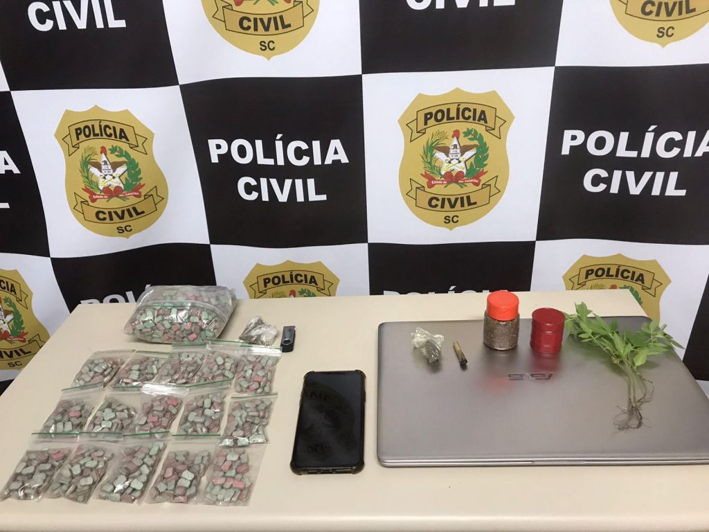 Polícia Civil apreende ecstasy e realiza prisão em flagrante em São José