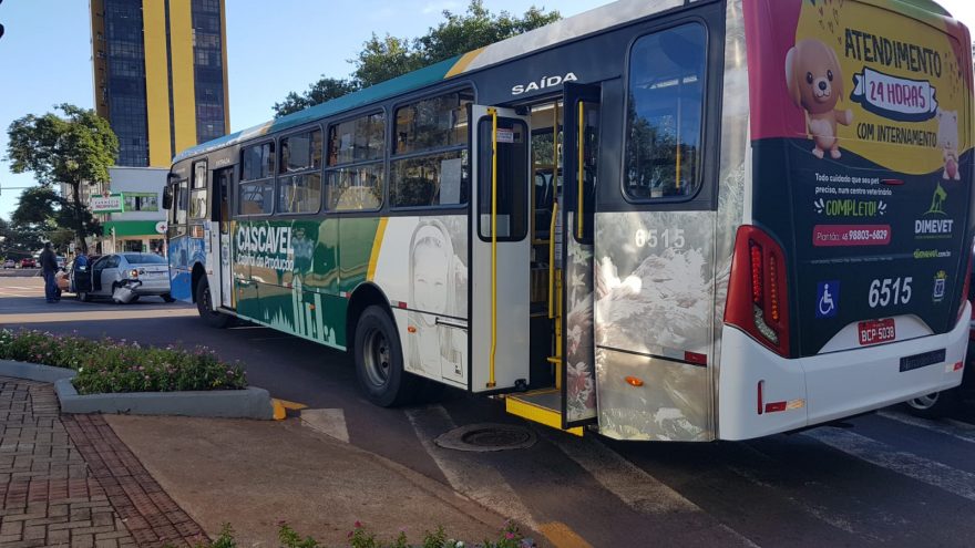 Colisão traseira entre carro e ônibus deixa via interditada no Centro