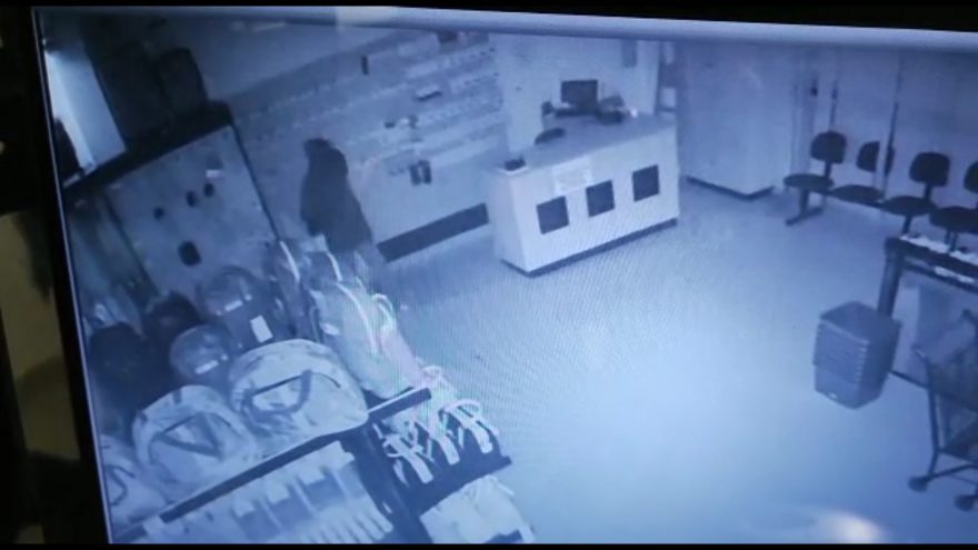Vídeo mostra ação de ladrão durante arrombamento em empresa no Bairro Alto Alegre