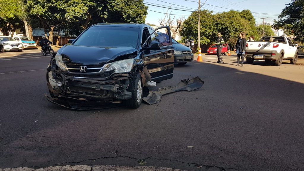 Forte colisão entre CR-V e Strada é registrada na Rua Manoel Ribas com a Rua Maranhão