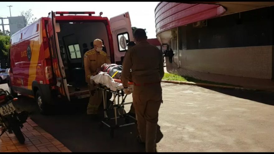 Durante poda de árvore, morador cai de escada e precisa ser socorrido