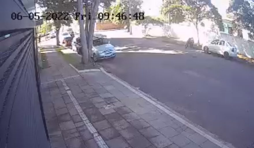 Vídeo mostra colisão entre carro e moto na Rua Presidente Bernardes com a Rua Curitiba