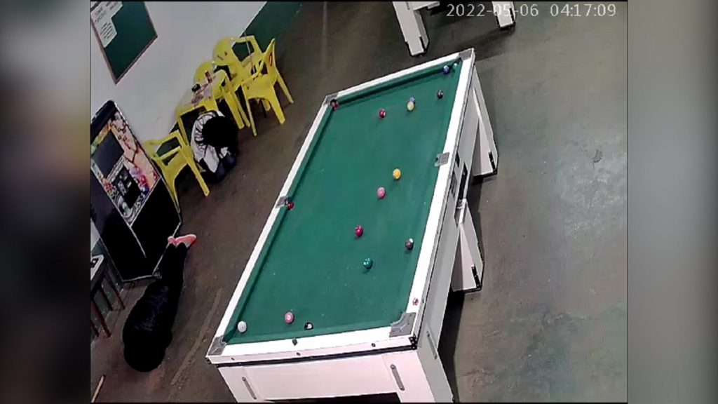 Imagens flagram vítimas deitadas no chão durante assalto no Bairro Santa Cruz, em Cascavel