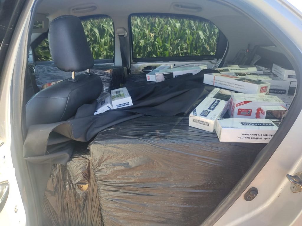 Polícia realiza apreensão de cigarros na PR-585