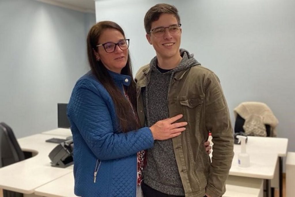 Mãe acadêmica de Direito vira colega de estágio do filho na comarca de Chapecó 