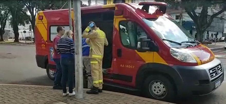 Ao sair de vaga na Rua Afonso Pena, Ford Fusion é atingido por motociclista