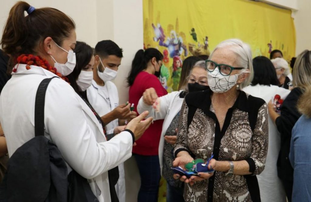 Idosos homenageiam profissionais do Centro de Imunização da Região Norte