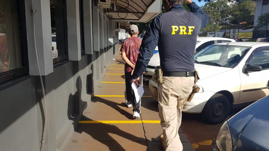 Com veículo furtado, jovem é detido pela PRF com 247 kg de maconha