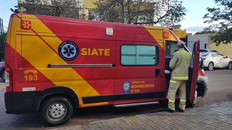 Jovem motociclista sofre suspeita de fratura na clavícula após acidente no coqueiral