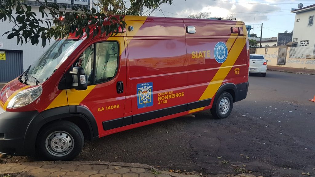 Idosa fica ferida após colisão entre Fusca e Scenic