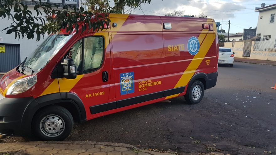 Idosa fica ferida após colisão entre Fusca e Scenic