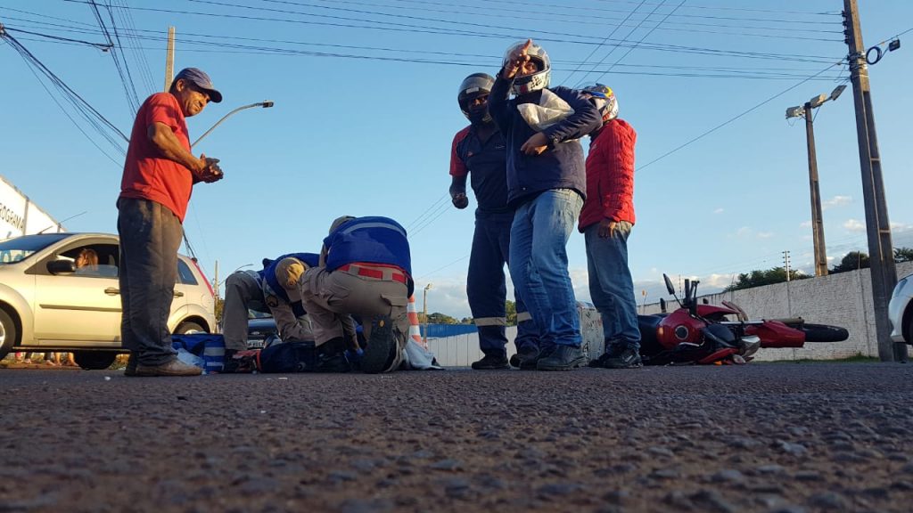 Grave colisão deixa motocicleta destruída e condutor gravemente ferido