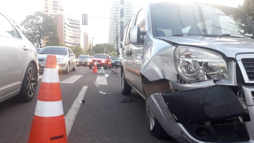 Durante conversão, motoristas se envolvem em colisão no Centro e trânsito fica interditado