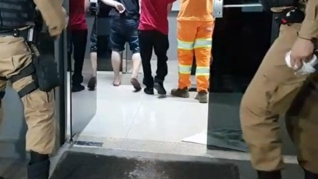 Indivíduo é detido com moto suspeita e com cocaína na cueca; outros dois jovens também foram detidos