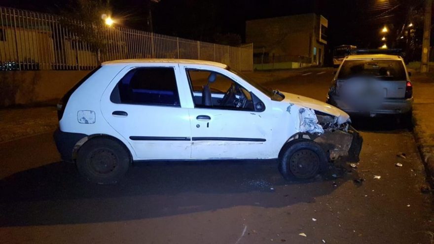 Condutor colide com veículo estacionado e foge do local
