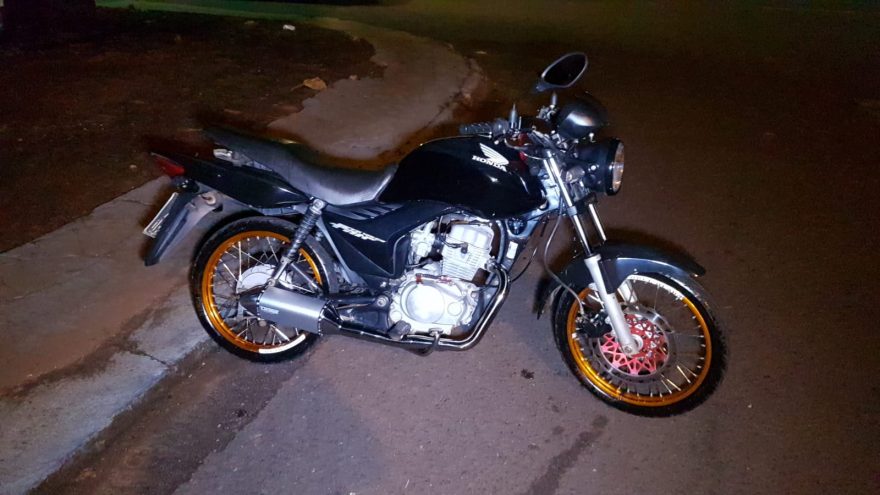 Jovem fica ferido após colisão entre duas motocicletas no Santa Felicidade