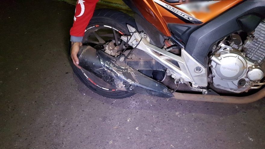 GM faz abordagem preventiva e motociclista é obrigado a recolocar escapamento